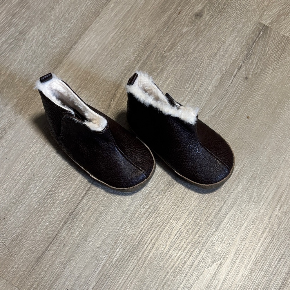 Ro +‎ Me Cozy Brown Kids Slippers